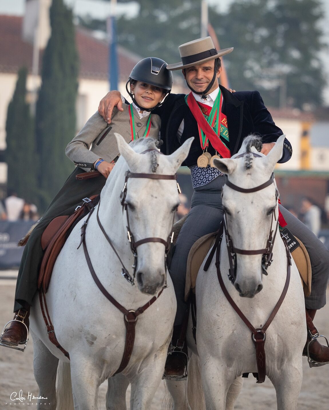 Zwei Generationen portugiesischer Working-Equitation-Reiter